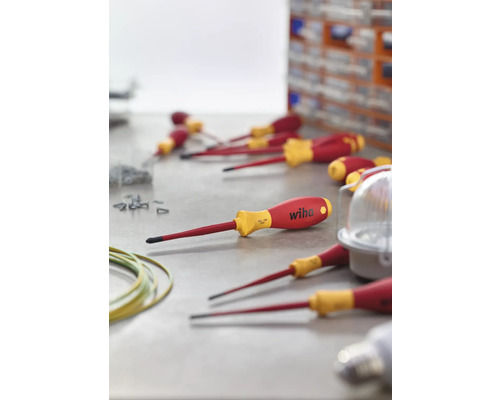 Flera Wiha-skruvmejslar på en arbetsbänk.