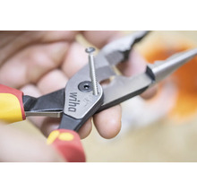 Wiha Logo. Skruv hålls med en kombinationstång.