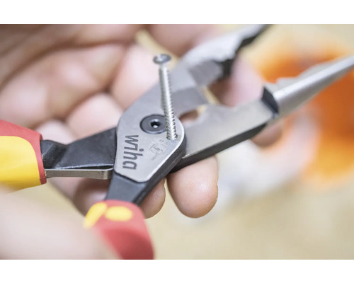 Wiha Logo. Skruv hålls med en kombinationstång.