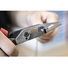 Wiha Logo. Kombinationstång som klipper en kabel.