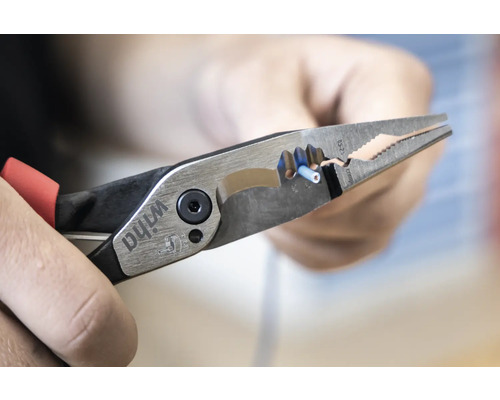 Wiha Logo. Kombinationstång som klipper en kabel.