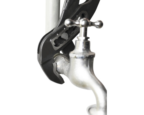 Vattenpumptång på en vattenkran