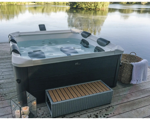 Utomhus jacuzzi på en träaltan med utsikt över sjön