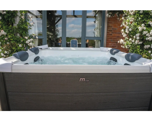M Spa bubbelpool i trädgården