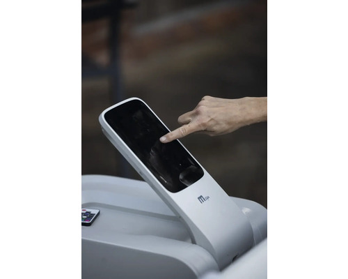 Ett finger trycker på skärmen på en MSpa bubbelpool.