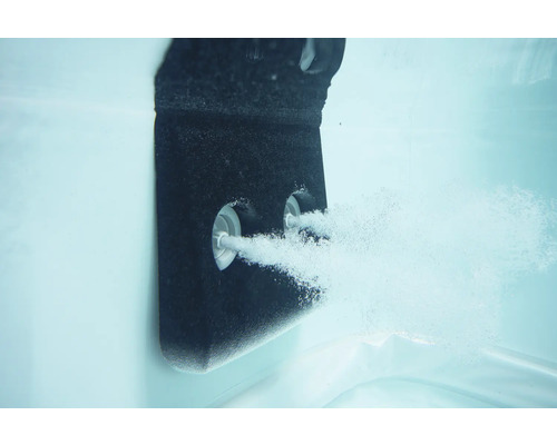 Undervattensvy av bubblande jacuzzi-strålar.