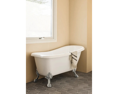 Fristående badkar av sanitetsakryl med tassar i lejontassdesign i ett badrum