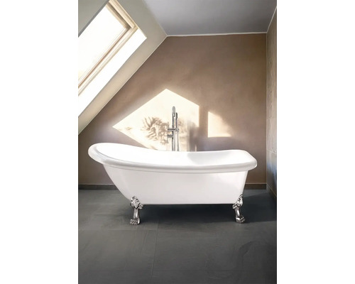 Fristående badkar i badrum med takfönster.