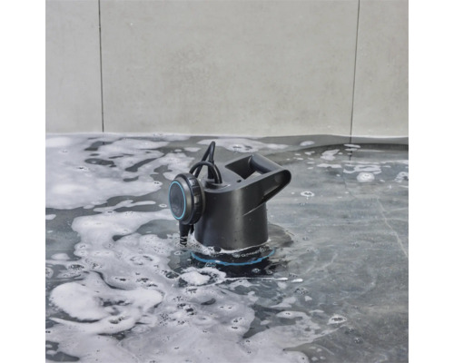 Gardena dränkbar smutsvattenpump i vatten