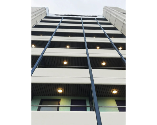 Flerfamiljshus med balkonger och utomhusbelysning