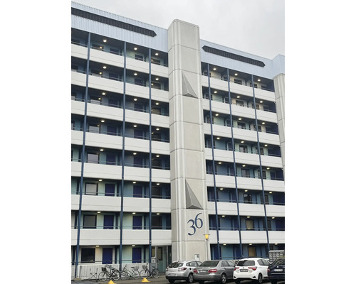 Flerfamiljshus med balkonger och husnummer 36