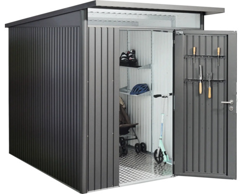 Redskapsbod med öppen dörr och trädgårdsredskap