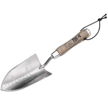 Trädgårdsspade i rostfritt stål med trähandtag och djupmarkering