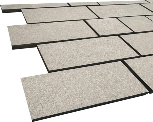 Lagda grå uteplatsplattor av sten.