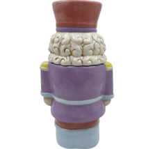 Baksidan av en dekorativ nötknäpparfigur i keramik