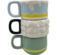 Staplade, dekorativa muggar av keramik