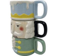 Tre staplade muggar med nötknäppardesign