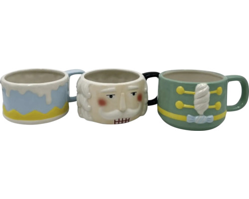 Tre dekorativa keramiska muggar med olika design.