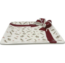 Dekorativ rektangulär serveringsplatta med rosettmotiv och växtmönster.