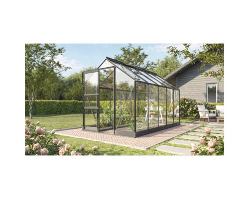 Växthus i trädgården med växter och trädgårdsdesign.