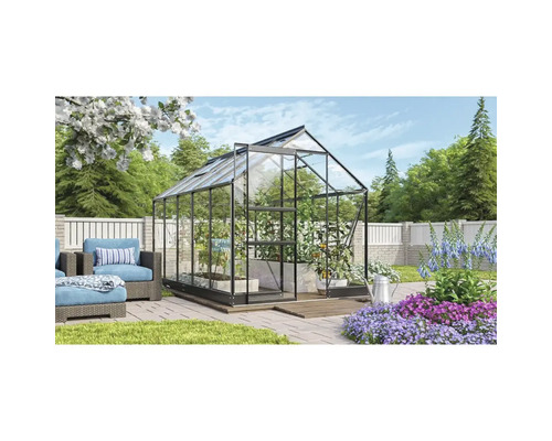 Växthus i trädgården med växter och trädgårdsmöbler