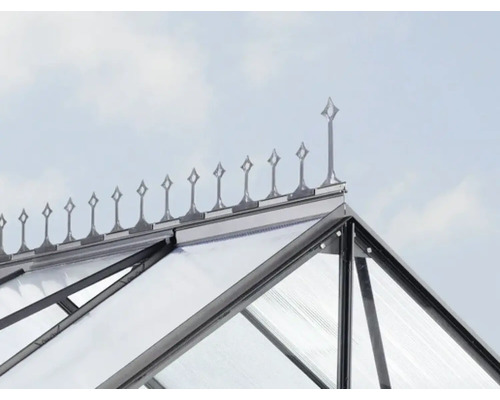 Detaljvy av takgaveln på ett växthus med dekorativa spetsar