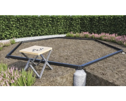 Trädgård med fundamentram och sidobord