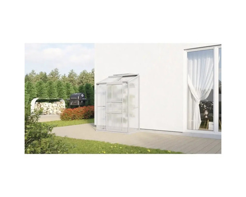 Växthus i aluminium och glas med hyllor mot en husvägg