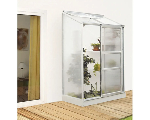 Växthus med skjutdörr och växthylla på en träterrass