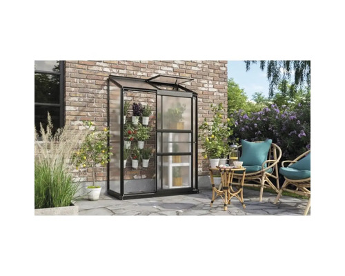 Växthus VITAVIA Ida 900 4mm polykarbonat 131x69cm 0,9m² svart inkl. sockel Växthus med hyllsystem, växter och trädgårdsmöbler på en terrass