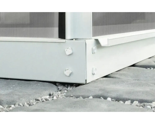 Detaljvy av en växthusram av metall på stenar