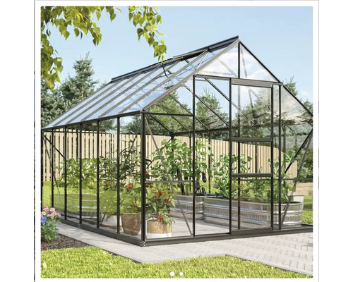 Växthus VITAVIA Merkur 9900 3mm delat glas 257x137cm 9,9m² svart inkl. sockel Växthus med växter i en trädgård.