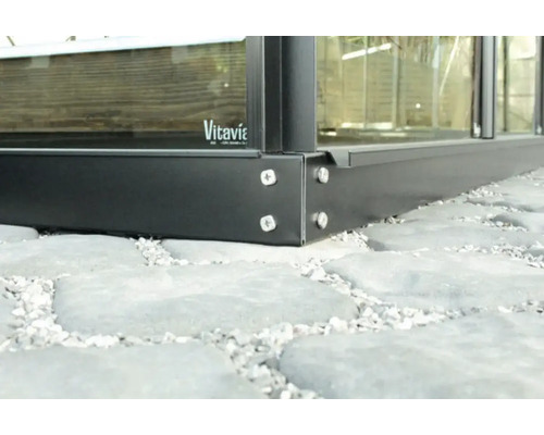 Detaljvy av ett växthus med aluminiumram från Vitavia på stengolv