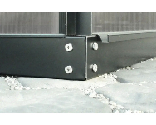 Detaljvy av ett växthus hörn med skruvar