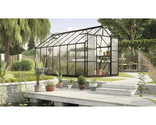 Växthus VITAVIA Uranus 11500 6mm polykarbonat 445x257cm 11,5m² svart inkl. sockel Växthus med växthyllor i en trädgård med damm