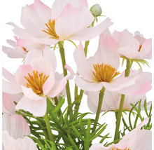 Dekorativa konstgjorda blommor med delikata, vita blommor