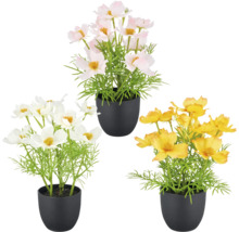 Tre konstgjorda blommor i krukor med vita, gula och rosa blommor