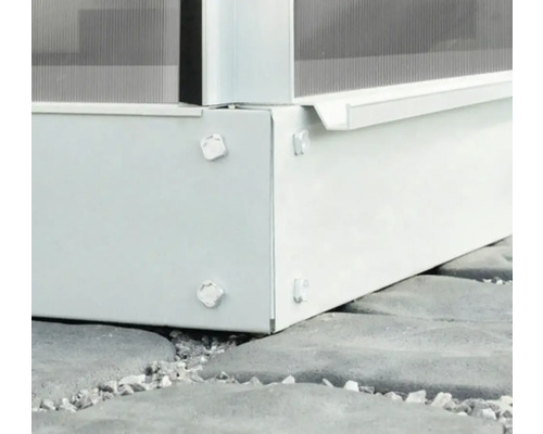 Detaljvy av ett växthus med metallinfattning