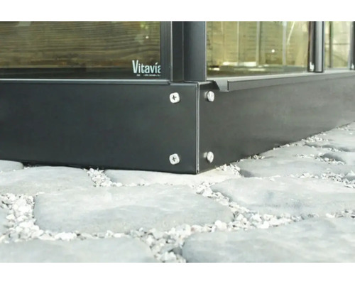 Detaljvy av växthusgrund med Vitavia-logotyp