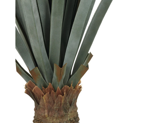 Närbild av en konstgjord yucca-palm med raka blad och stam.