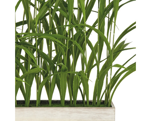 Konstgjord bambuväxt i en rektangulär planteringslåda.