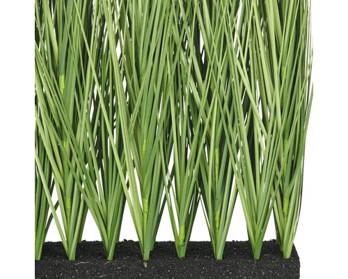 Konstgjorda gräs planterade i rad