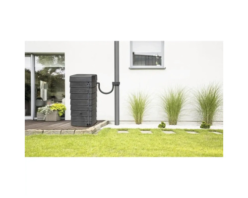 Regntunna av plast ansluten till ett stuprör i en trädgård.