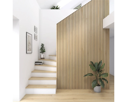 Ljust rum med trappa, träpanelvägg och krukväxter.