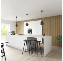 Modernt kök med köksö, barstolar och taklampor
