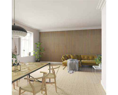 Vardagsrum med väggpaneler i trä, matbord och soffa