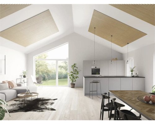 Ljust vardagsrum med öppet kök, dekorpaneler i trä i taket och stora fönster.