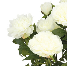 Dekorativa konstgjorda blommor med pioner i ett arrangemang