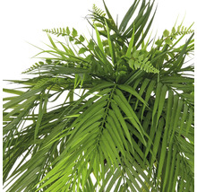 Närbild av en konstgjord växt med gröna blad