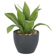 Dekorativ konstgjord växt i en svart kruka med stenar.